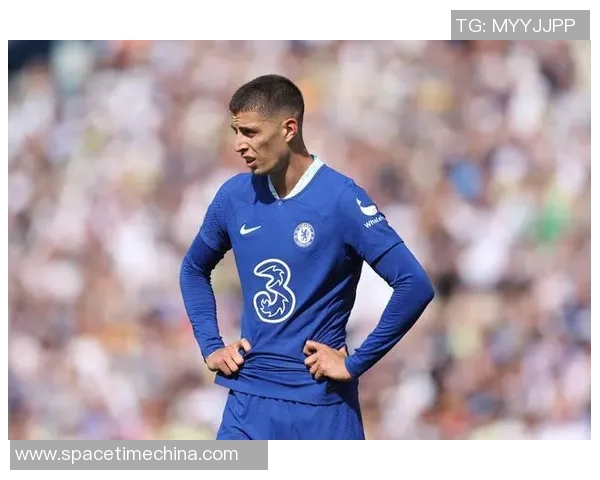 足球球星美式寸头造型解析:简洁硬朗的时尚潮流演绎 足球球星美式寸头造型解析:简洁硬朗的时尚潮流演绎